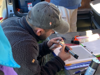 Profesional ROC participa en entrenamiento de técnicas de captura y anillamiento de aves playeras en Bahía Delaware, Estados Unidos